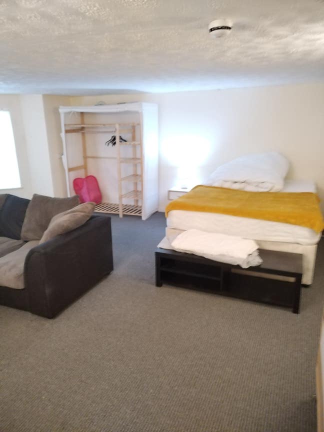 Large bedroom  Main Photo