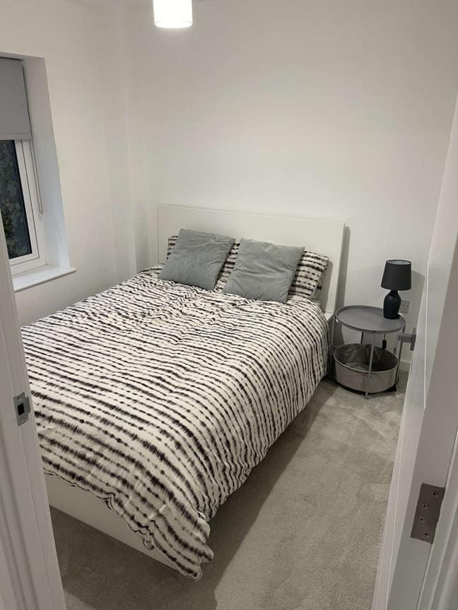 Double bed bedroom with use of living area Main Photo