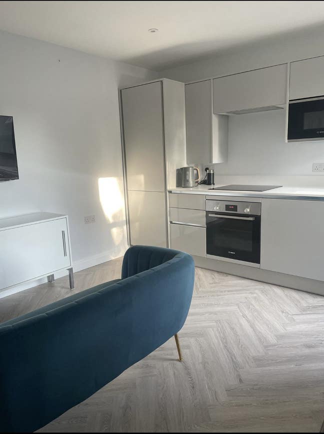 Room available Mid Week Only to a professional Main Photo