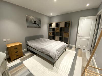 Naturally well-lit large single bedroom  Main Photo