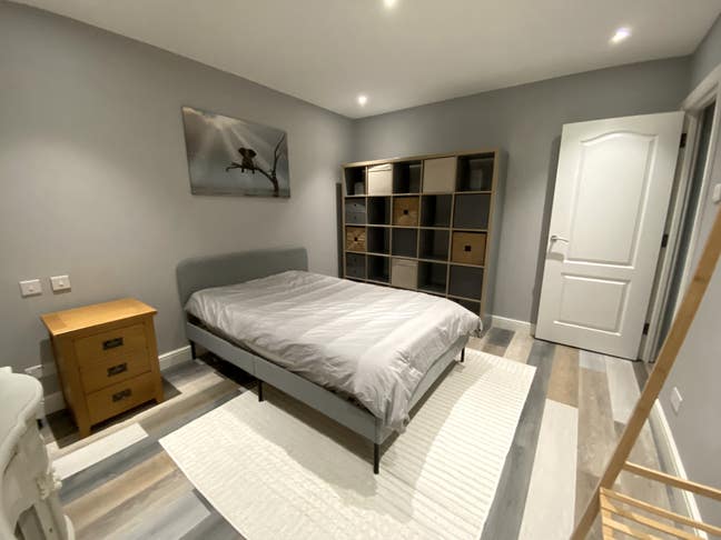 Naturally well-lit large single bedroom  Main Photo