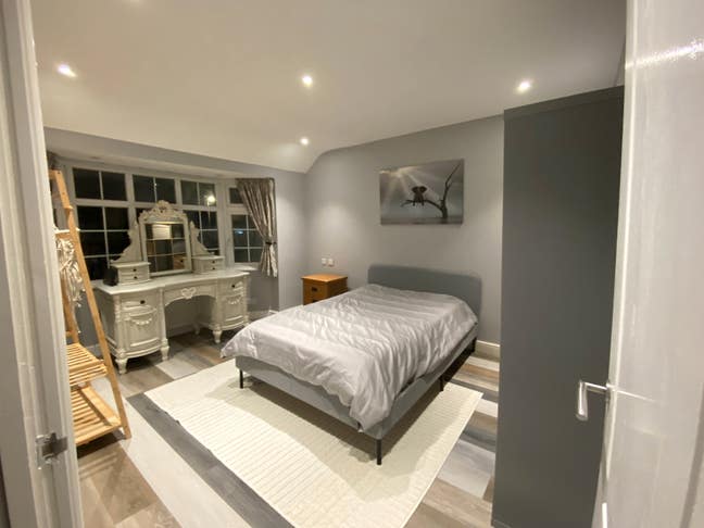 Naturally well-lit large double bedroom  Main Photo