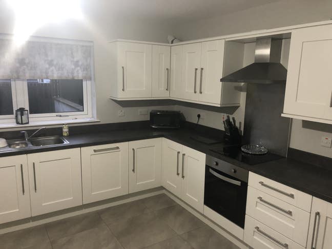 3 bedroom house 1 room for rent  Main Photo