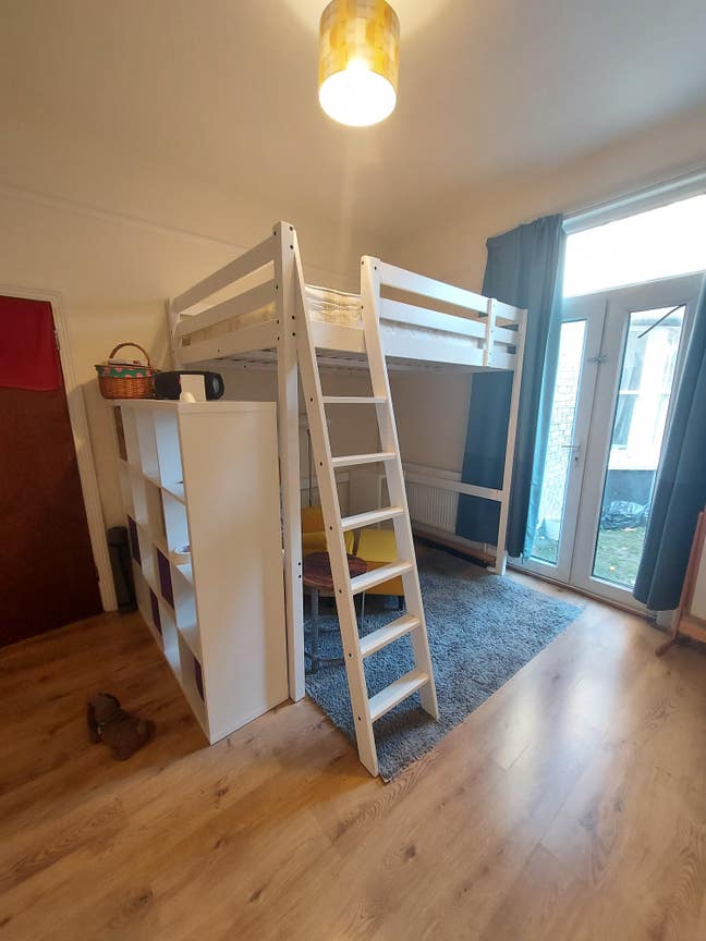 Double Room Available in Friendly Home Main Photo