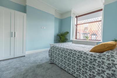 Lovely room in fully refurbished house share Main Photo