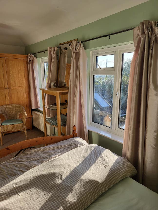 Large double; garden & countryside views; parking  Main Photo