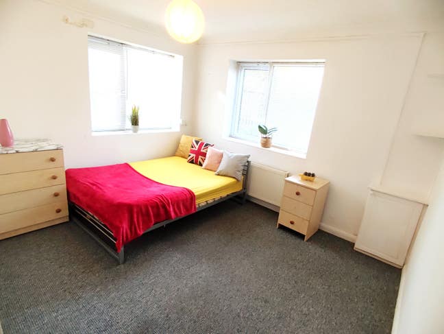 2 double & 1 Single room available in Parkstone Main Photo