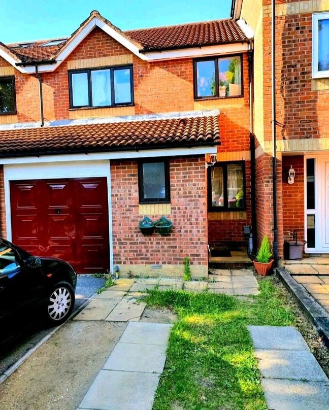 Canary Wharf / Huge Single  Main Photo