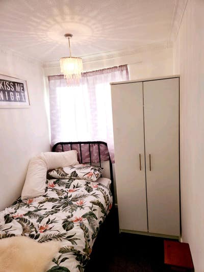 Beautiful Newly Refurbished Single Room in Strood Main Photo