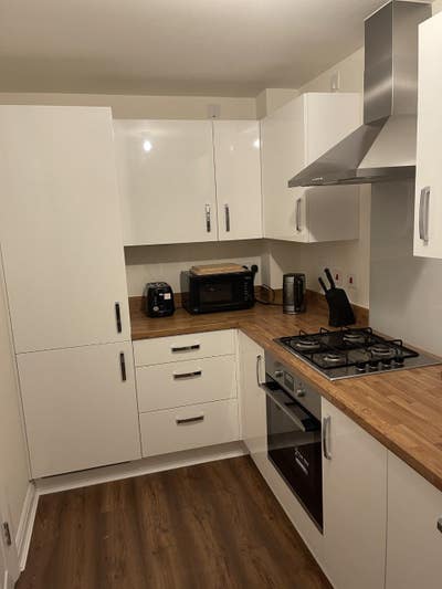 Large Double Room Available + parking  Main Photo