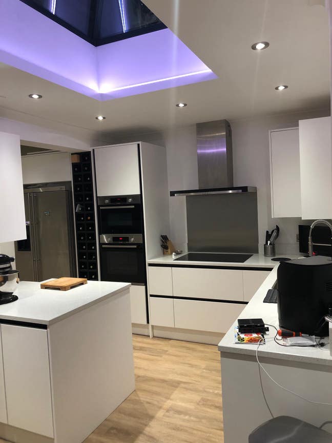 Nice double room in a modern and large house Main Photo