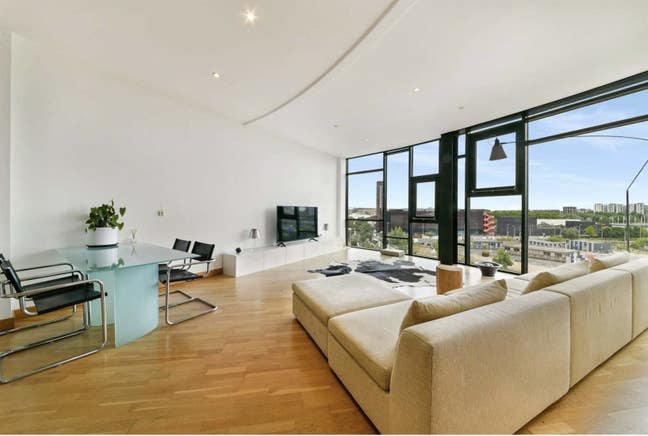 Hackney Wick - Huge 1 Bedroom Flat in Penthouse  Main Photo