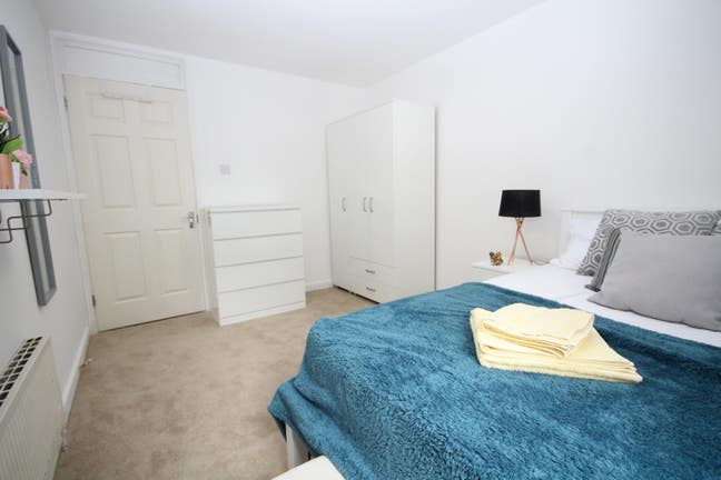 *** Double in Modern Flat Close to Stations - W5 Main Photo