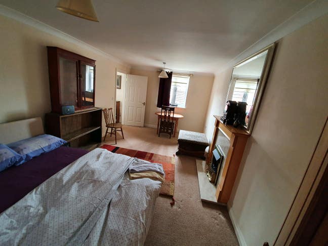 Double bed/sitting room accomm in Bowerhill Main Photo