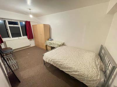 Big Double room Close to Swiss Cottage Main Photo