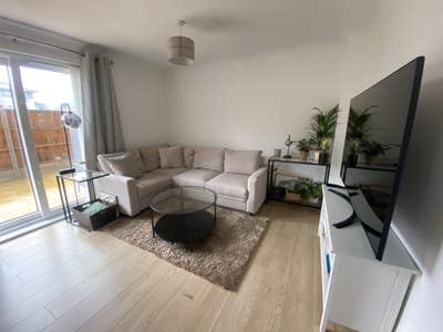 Spacious 1 bed flat for short/medium-term let Main Photo
