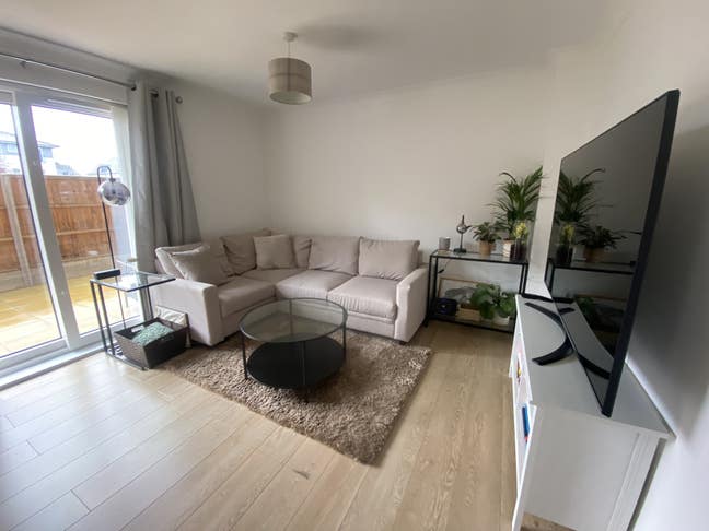 Spacious 1 bed flat for short/medium-term let Main Photo