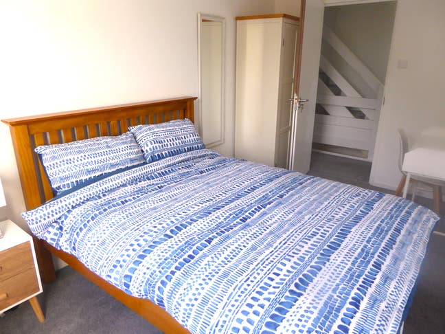 Room in bright and spacious house share Main Photo