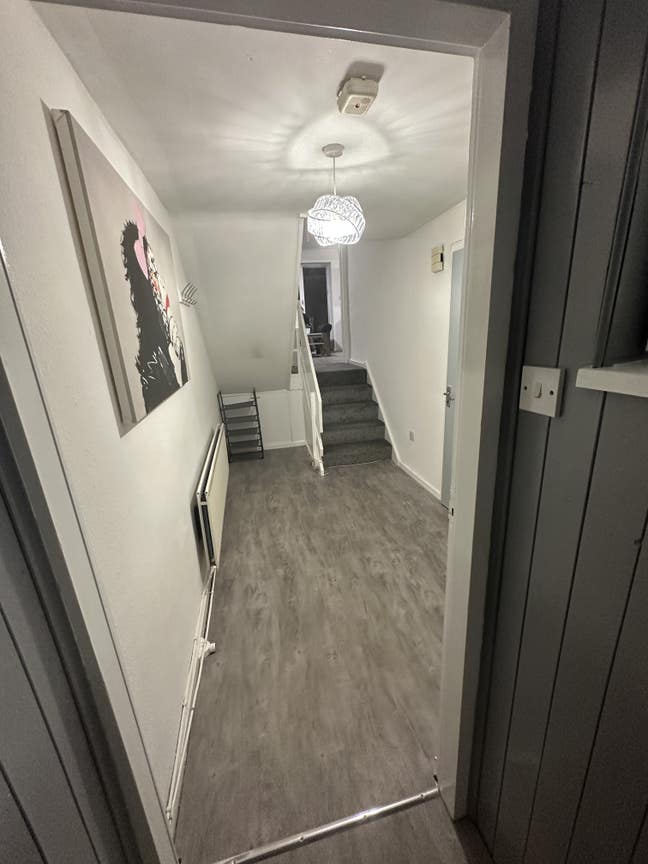 Double rooms available in a 4 bedroom modern house Main Photo