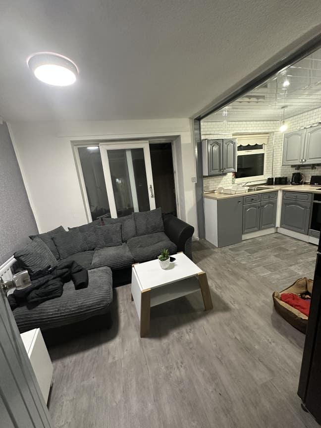Double rooms available in a 4 bedroom modern house Main Photo