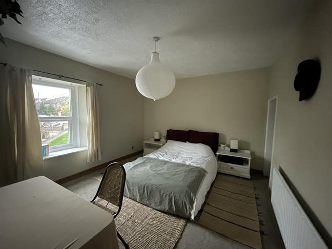 Spacious and light double bedroom Main Photo