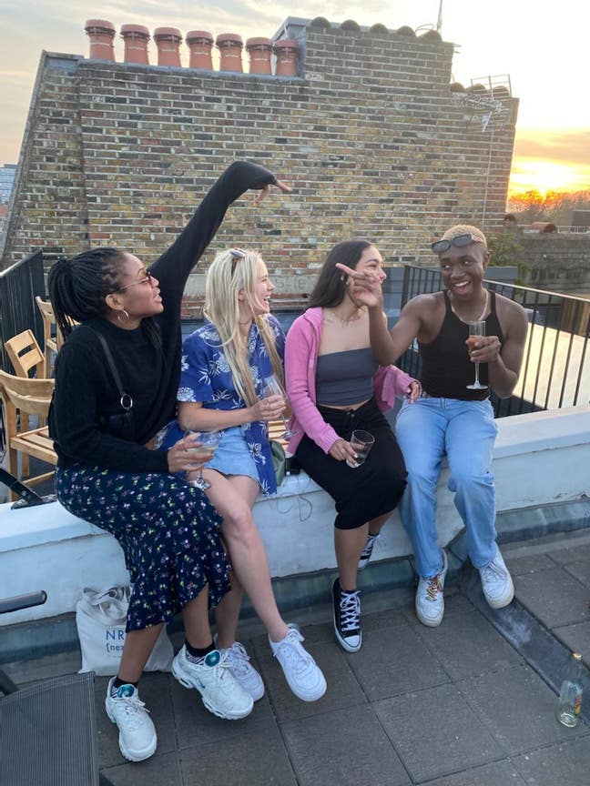 Looking for a room/studio! Main Photo