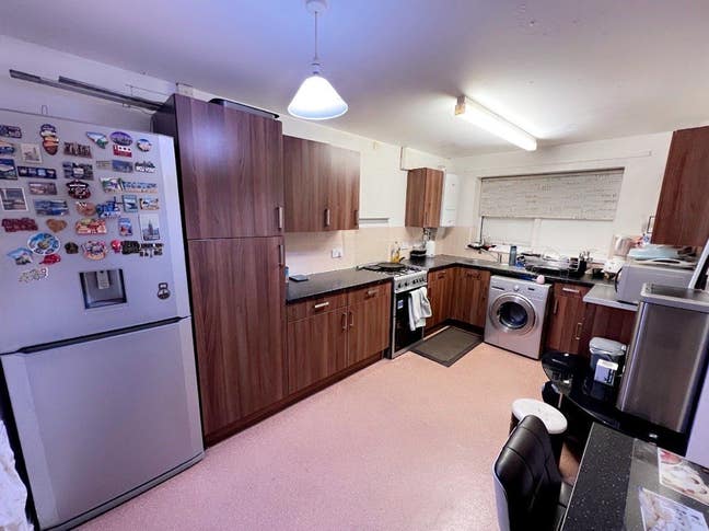 House share within walking distance from mcr city Main Photo