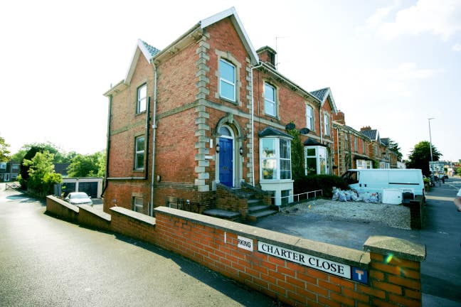 Available 10th August double room,ensuite. B’Water Main Photo