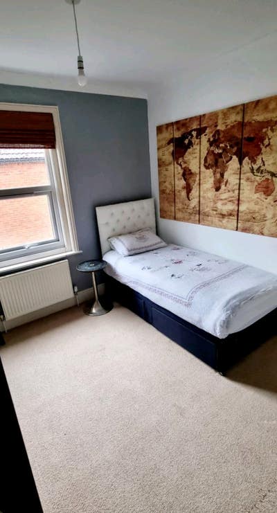 Large Single room to let in 3 bed family house. Main Photo