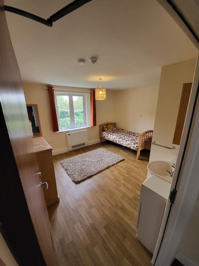 Room to rent near Guildford in gated property  Main Photo