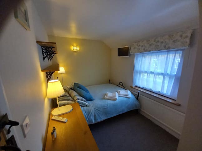 Room with double bed in cosy cottage Main Photo