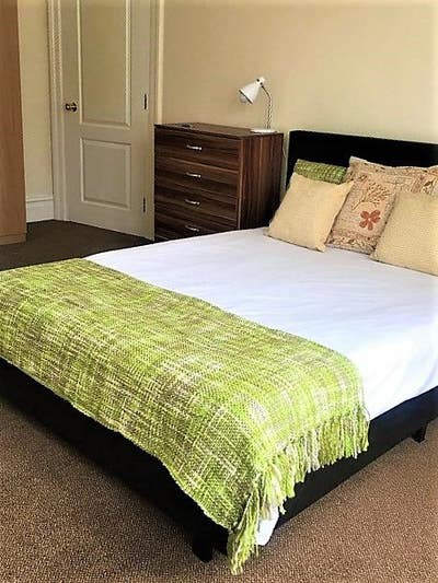 Serviced Studios near college - can be for couples Main Photo