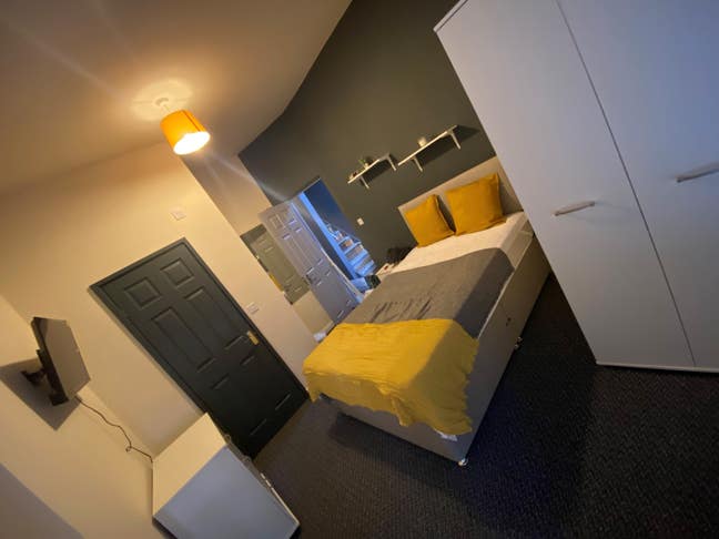 Salford, walk to the centre, fresh en-suite rooms Main Photo