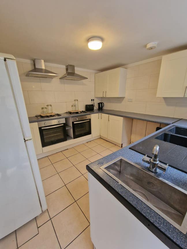 Ensuite Double Room Next to Rvi Main Photo