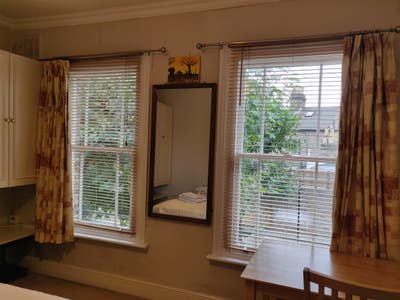 Sunny bright double bedroom in cosy cottage Main Photo