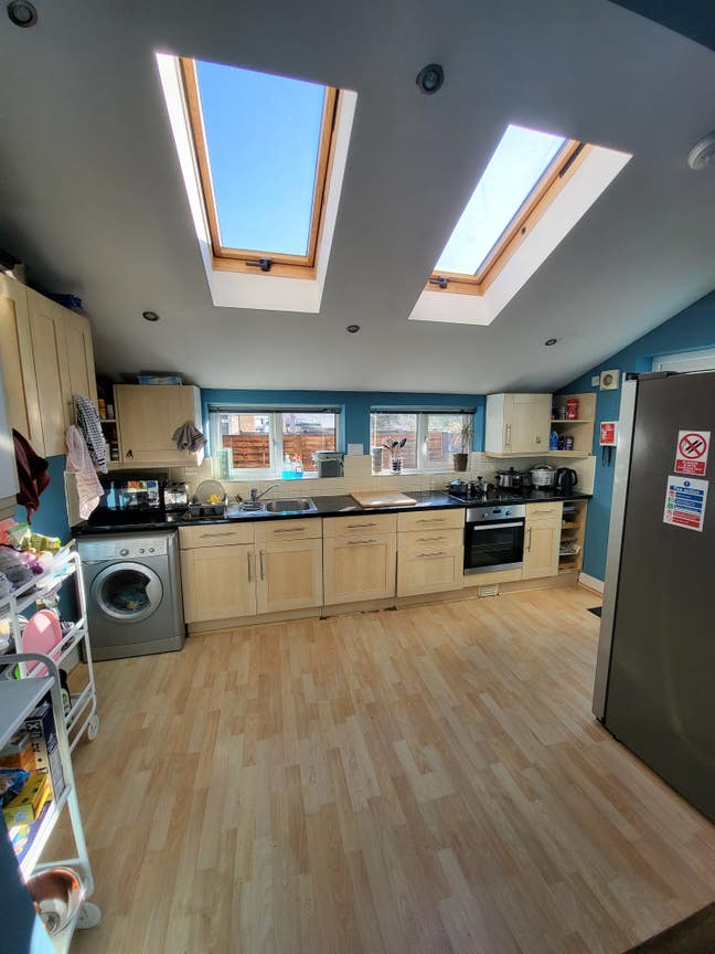 Double Room - Epsom - Bills Included Main Photo