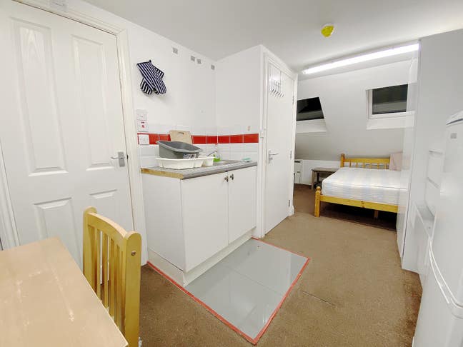 Studio 5-10 Mins Walk to Hounslow East  Main Photo