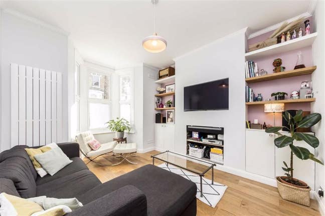 King Bed Ensuite in 4 Bed House Available Main Photo