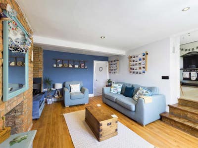 Room in Victorian property  Main Photo