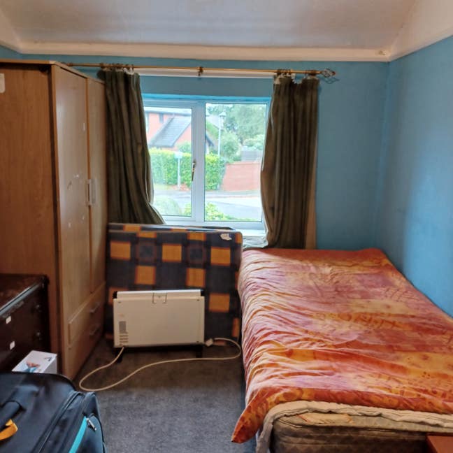 A medium sized bedroom, shared lounge kitchen  Main Photo