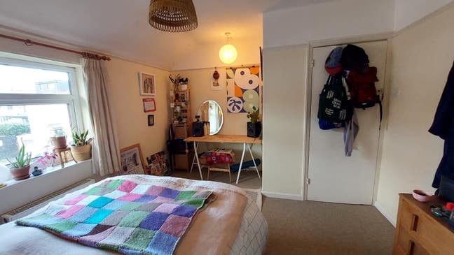 1 double room available in cosy Southville home Main Photo