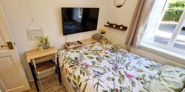 Cosy room with TV in a friendly family home Main Photo