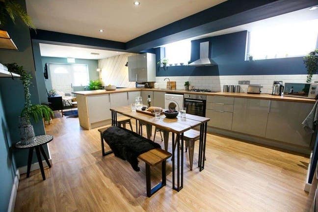 NO DEPOSIT -  Double Room in Friendly House  Main Photo