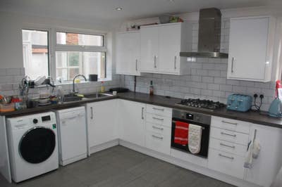 Town centre ensuite room female preferred Main Photo