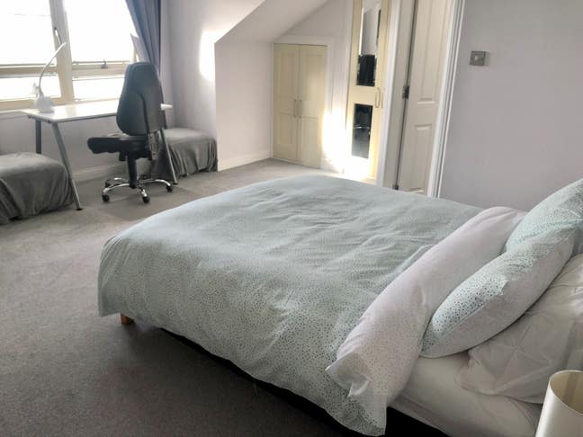 Luxury Penthouse Room with En-suite & Parking Main Photo