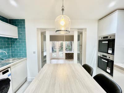 Stunning Studio - NR5 - Parking - (15C-JG) Main Photo