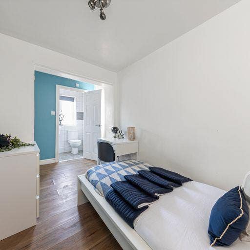 Double Room a Short Walk to Uhcw, Asda & Dhl Main Photo