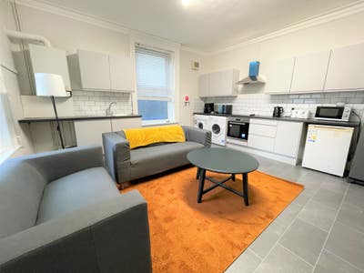 Spacious double bedroom in a newly renovated house Main Photo