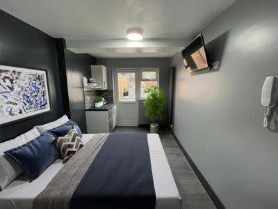 Beautiful New furnished En-suite rooms - iver Main Photo