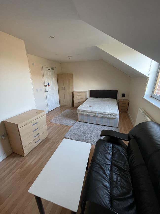 A large En-Suite room In A Modern House Main Photo